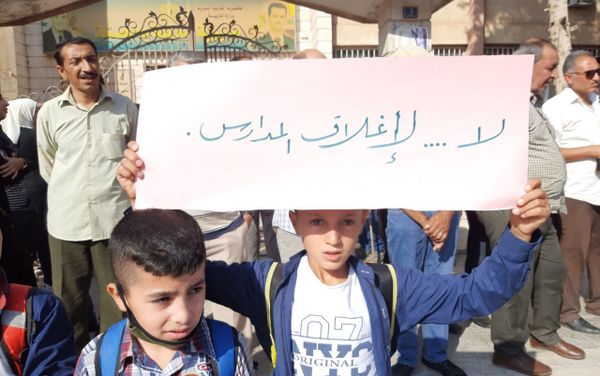 احتجاجات الكوادر الإدارية والتدريسية وطلاب المدارس في مدينة الحسكة السورية على قيام المسلحين الموالين للجيش الأمريكي بالاستيلاء على مدارسهم، سوريا 17 سبتمبر 2020 احتجاجات الكوادر الإدارية والتدريسية وطلاب المدارس في مدينة الحسكة السورية على قيام المسلحين الموالين للجيش الأمريكي بالاستيلاء على مدارسهم، سوريا 17 سبتمبر 2020 - سبوتنيك عربي