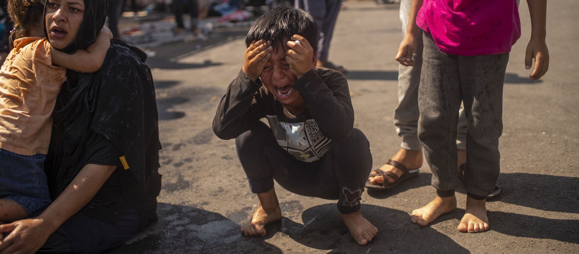 صبي من مخيم اللاجئين موريا بعد عدة أيام من إندلاع الحريق فيه في ليسبوس، اليونان 12 سبتمبر 2020 - سبوتنيك عربي, 1920, 20.05.2021