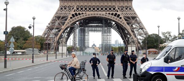 إخلاء برج إيفل بسبب تهديد بوجود قنبلة، 23 سبتمبر 2020 - سبوتنيك عربي