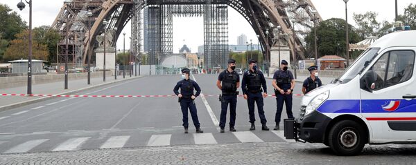 إخلاء برج إيفل بسبب تهديد بوجود قنبلة، 23 سبتمبر 2020 - سبوتنيك عربي