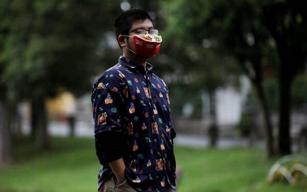 المصمم اليابني تاكاهيرو شيباتا يقدم كمامة على شكل طبق حساء رامين الياباني، يوكوهاما، اليابان 24 سبتمبر 2020 المصمم اليابني تاكاهيرو شيباتا يقدم كمامة على شكل طبق حساء رامين الياباني، يوكوهاما، اليابان 24 سبتمبر 2020 - سبوتنيك عربي