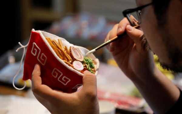 المصمم اليابني تاكاهيرو شيباتا يقدم كمامة على شكل طبق حساء رامين الياباني، يوكوهاما، اليابان 24 سبتمبر 2020 المصمم اليابني تاكاهيرو شيباتا يقدم كمامة على شكل طبق حساء رامين الياباني، يوكوهاما، اليابان 24 سبتمبر 2020 - سبوتنيك عربي