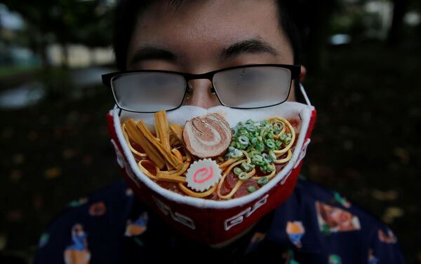 المصمم اليابني تاكاهيرو شيباتا يقدم كمامة على شكل طبق حساء رامين الياباني، يوكوهاما، اليابان 24 سبتمبر 2020 المصمم اليابني تاكاهيرو شيباتا يقدم كمامة على شكل طبق حساء رامين الياباني، يوكوهاما، اليابان 24 سبتمبر 2020 - سبوتنيك عربي