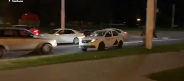 سائقو سيارات الأجرة يساعدون المتظاهرين على الهروب من قوات الأمن في بيلاروس... فيديو سائقو سيارات الأجرة يساعدون المتظاهرين على الهروب من قوات الأمن في بيلاروس... فيديو - سبوتنيك عربي