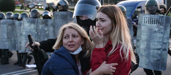 عناصر الشرطة البيلاروسية والمتظاهرين في مدينة مينسك، بيلاروسيا 23 سبتمبر 2020 - سبوتنيك عربي