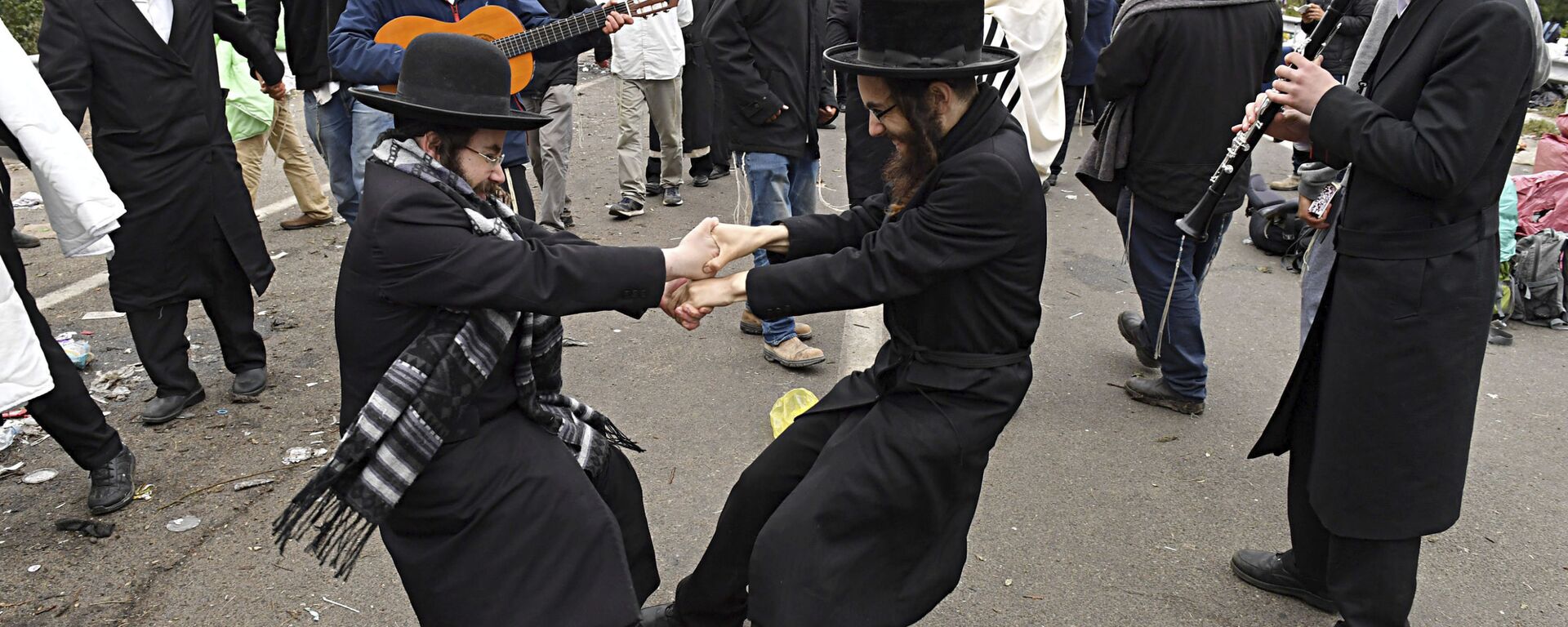 Еврейские паломники-хасиды на контрольно-пропускном пункте Новая Гута, Беларусь  - سبوتنيك عربي, 1920, 23.08.2021