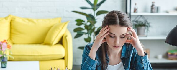 فتاة تعاني من ألم في الرأس - سبوتنيك عربي