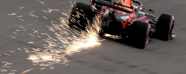 ألكسندر ألبون من فريق ريد بول خلال مرحلة التأهل من سباق جائزة روسيا الكبرى فورمولا 1 على خط بداية الإنطلاق، في مدينة سوتشي الروسية، 27 سبتمبر 2020 - سبوتنيك عربي