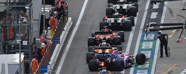 المشاركون في سباق جائزة روسيا الكبرى فورمولا 1 على خط بداية الإنطلاق، في مدينة سوتشي الروسية، 26 سبتمبر 2020 - سبوتنيك عربي