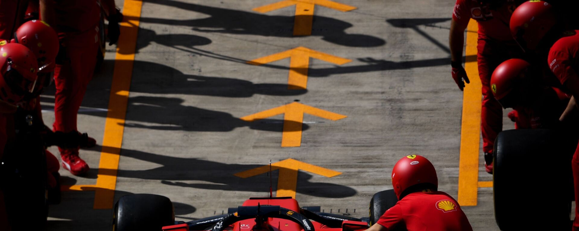 فريق فيراري أثناء التدريب في سباق الجائزة روسيا الكبرى فورمولا 1، في مدينة سوتشي الروسية، 26 سبتمبر 2020 - سبوتنيك عربي, 1920, 04.12.2021