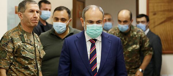 التصاعد العسكري بين أرمينيا و أذربيجان - رئيس الوزراء الأرمني نيكول باشينيان يجتمع مع قوات الدفاع الأمرنية في يريفان، أرمينيا 27 سبتمبر 2020 - سبوتنيك عربي