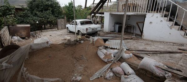 التصاعد العسكري بين أرمينيا و أذربيجان - تداعيات القصف المتبادل بين الطرفين في الأحياء المجاورة من منطقة ناغورني قرة باغ (قره باغ)، مدينة مارتوني، أرمينيا 28 سبتمبر 2020 التصاعد العسكري بين أرمينيا و أذربيجان - تداعيات القصف المتبادل بين الطرفين في الأحياء المجاورة من منطقة ناغورني قرة باغ (قره باغ)، مدينة مارتوني، أرمينيا 28 سبتمبر 2020 - سبوتنيك عربي