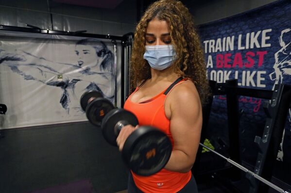 السعودية بلقيس، خلال التمرين في صالة رياضية في الرياض، وسط انتشار مرض فيروس كورونا (كوفيد -19) في المملكة العربية السعودية، 29 سبتمبر 2020 السعودية بلقيس، خلال التمرين في صالة رياضية في الرياض، وسط انتشار مرض فيروس كورونا (كوفيد -19) في المملكة العربية السعودية، 29 سبتمبر 2020 - سبوتنيك عربي