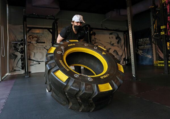 السعودية ياسمين رهاب أثناء التمرين في صالة رياضية في الرياض، وسط انتشار مرض فيروس كورونا (كوفيد -19) في المملكة العربية السعودية، 28 سبتمبر 2020 السعودية ياسمين رهاب أثناء التمرين في صالة رياضية في الرياض، وسط انتشار مرض فيروس كورونا (كوفيد -19) في المملكة العربية السعودية، 28 سبتمبر 2020 - سبوتنيك عربي