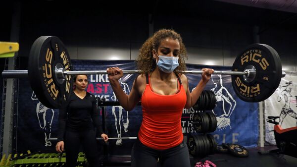 السعودية بلقيس، خلال التمرين في صالة رياضية في الرياض، وسط انتشار مرض فيروس كورونا (كوفيد -19) في المملكة العربية السعودية، 26 سبتمبر 2020 - سبوتنيك عربي