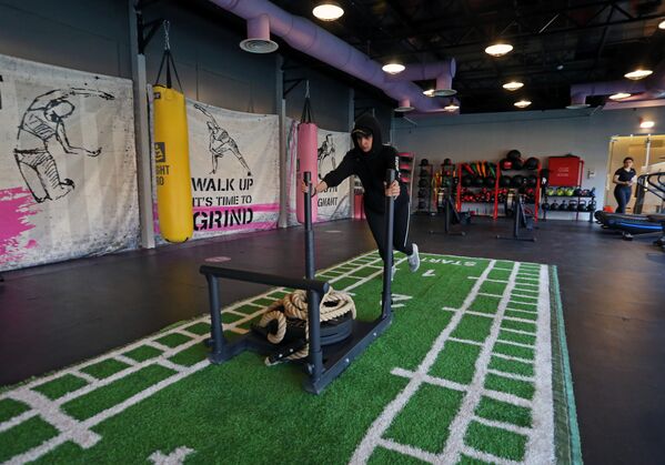 السعودية فيروز العمري أثناء التمرين في صالة رياضية في الرياض، وسط انتشار مرض فيروس كورونا (كوفيد -19) في المملكة العربية السعودية، 24 سبتمبر 2020 السعودية فيروز العمري أثناء التمرين في صالة رياضية في الرياض، وسط انتشار مرض فيروس كورونا (كوفيد -19) في المملكة العربية السعودية، 24 سبتمبر 2020 - سبوتنيك عربي