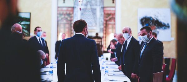 الرئيس الفرنسي ماكرون خلال لقاءه الزعماء اللبنانيين في قصر الصنوبر - سبوتنيك عربي