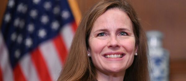 القاضية الأمريكية إيمي كوني فيفيان باريت، التي رشحها الرئيس الأمريكي دونالد ترامب لتكون خلفا للقاضية الراحلة روث بادر جينسبيرغ في المحكمة العليا، 30 سبتمبر 2020 - سبوتنيك عربي