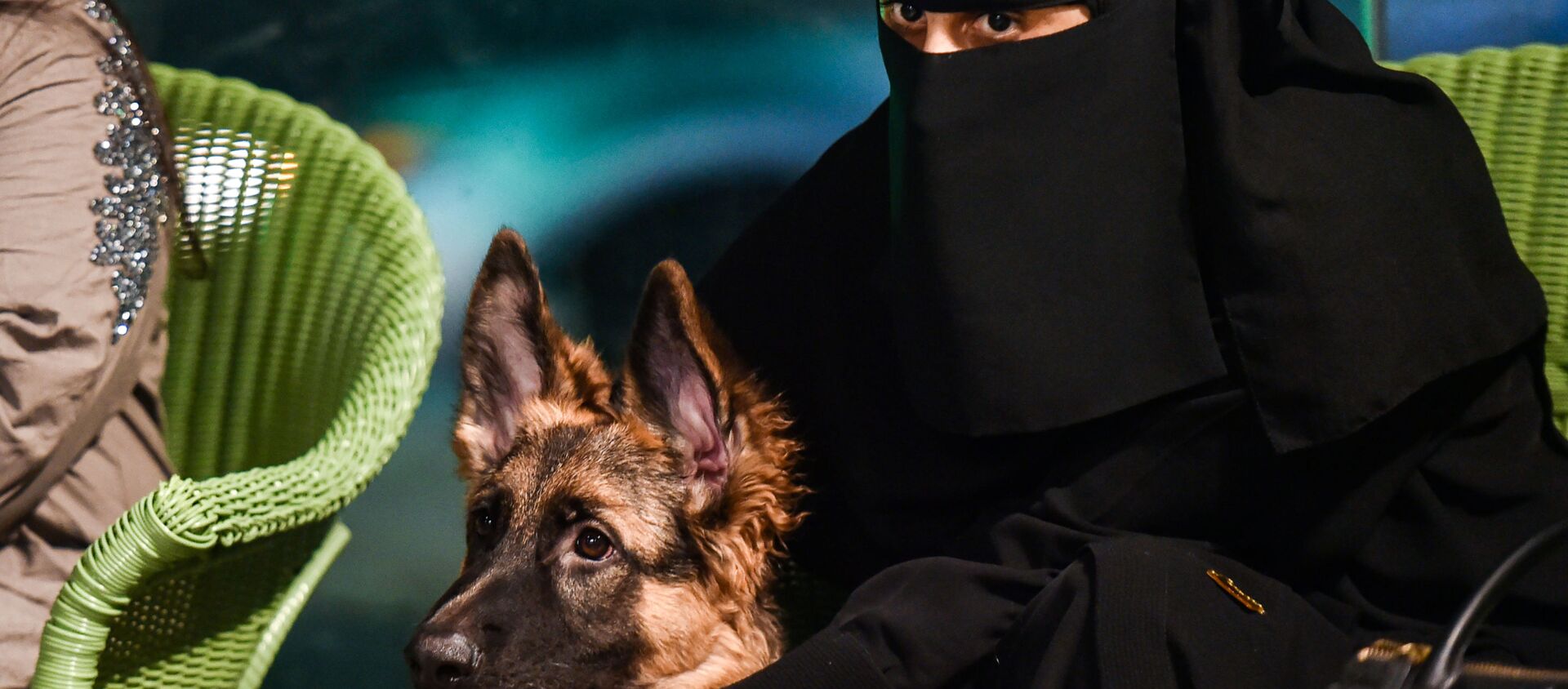 امرأة سعودية برفقة كلبها في مقهى Barking Lot في مدينة الخبر، المملكة العربية السعودية 25 سبتمبر 2020 - سبوتنيك عربي, 1920, 28.09.2021