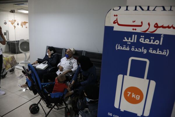 الحقائب تعود إلى سيور مطار دمشق الدولي.. فيديو الحقائب تعود إلى سيور مطار دمشق الدولي.. فيديو - سبوتنيك عربي