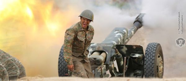 Армянский военный стреляет из артиллерийского орудия во время боя с азербайджанскими войсками в Нагорном Карабахе - سبوتنيك عربي