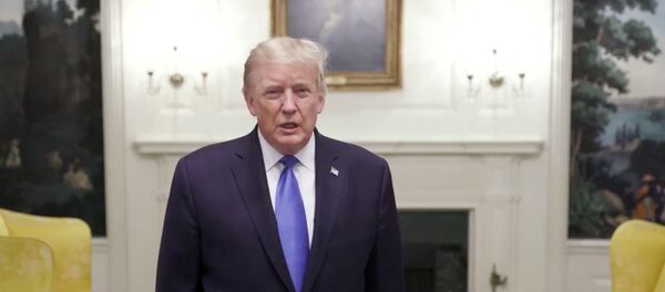 الرئيس الأمريكي دونالد ترامب أثناء إلقائه كلمة للشعب الأمريكي بعد أن ثبتت إصابته وزوجته ميلانيا ترامب بفيروس كورونا المستجد، 2 أكتوبر/ تشرين الأول 2020 - سبوتنيك عربي