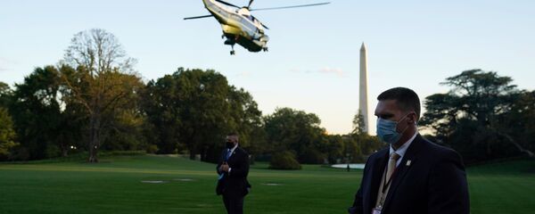 الرئيس الأمريكي دونالد ترامب يغادر البيت الأبيض إلى المركز الطبي ولتر ريد في بيثيسدا، ماريلاند، الولايات المتحدة 2 أكتوبر 2020 - سبوتنيك عربي