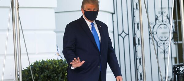 الرئيس الأمريكي دونالد ترامب يغادر البيت الأبيض إلى المركز الطبي ولتر ريد في بيثيسدا، ماريلاند، الولايات المتحدة 2 أكتوبر 2020 - سبوتنيك عربي