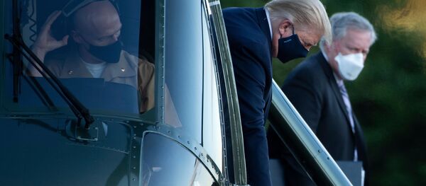 الرئيس الأمريكي دونالد ترامب يحي لأنصاره الواقفين يصل المركز الطبي ولتر ريد في بيثيسدا، ماريلاند، الولايات المتحدة 2 أكتوبر 2020 - سبوتنيك عربي