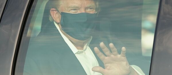 الرئيس الأمريكي دونالد ترامب يحي لأنصاره الواقفين خارج المركز الطبي ولتر ريد في بيثيسدا، ماريلاند، الولايات المتحدة 4 أكتوبر 2020 - سبوتنيك عربي