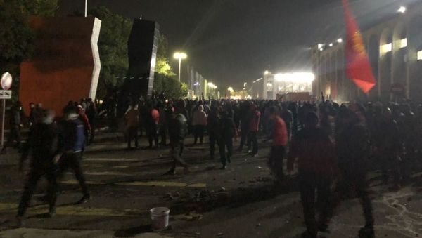 محتجون يقتحمون مبنى البيت الأبيض مقر الرئاسة في قرغيزستان محتجون يقتحمون مبنى البيت الأبيض مقر الرئاسة في قرغيزستان - سبوتنيك عربي