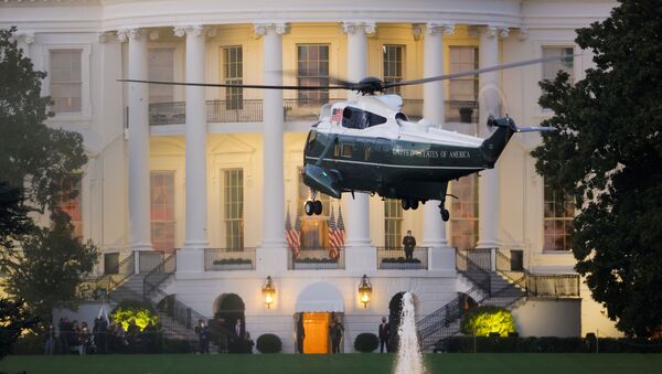 الرئيس الأمريكي دونالد ترامب يعود إلى البيت الأبيض بعد خروجه من مستشفى والتر ريد الطبي العسكري بعد تلقي علاج كورونا 6 أكتوبر تشرين الأول 2020 - سبوتنيك عربي