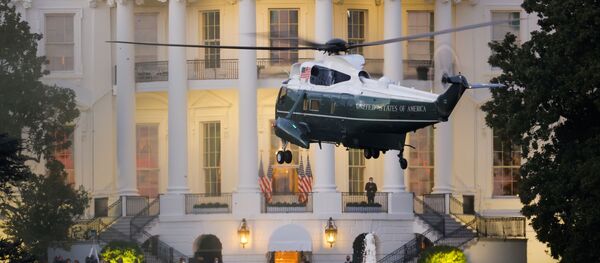 الرئيس الأمريكي دونالد ترامب يعود إلى البيت الأبيض بعد خروجه من مستشفى والتر ريد الطبي العسكري بعد تلقي علاج كورونا 6 أكتوبر تشرين الأول 2020 - سبوتنيك عربي