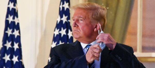 ترامب ينزع كمامته الواقية من فيروس كورونا المستجد ويضعها في جيبه 6 أكتوبر تشرين الأول 2020 - سبوتنيك عربي