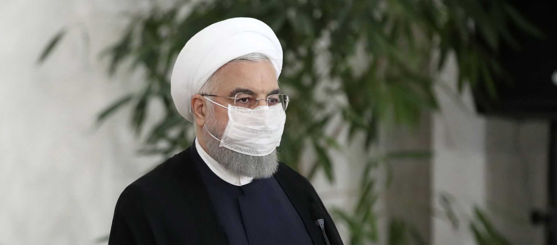 الرئيس الإيراني حسن روحاني يرتدي كمامة واقية من فيروس كورونا المستجد - سبوتنيك عربي, 1920, 03.04.2021