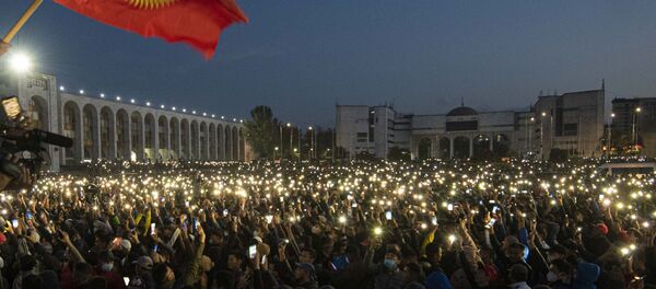 محتجون يقتحمون مبنى البيت الأبيض مقر الرئاسة في قرغيزستان - سبوتنيك عربي