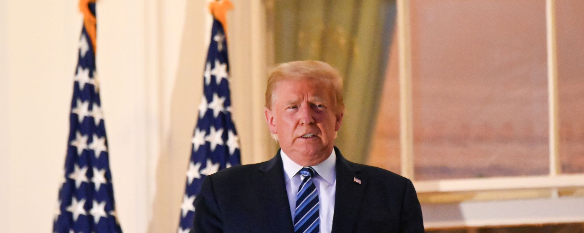 الرئيس الأمريكي دونالد ترامب يعود إلى البيت الأبيض بعد العلاج من فيروس كورونا في البيت الأبيض بواشنطن، 5 أكتوبر/ تشرين الأول 2020 - سبوتنيك عربي, 1920, 07.10.2020