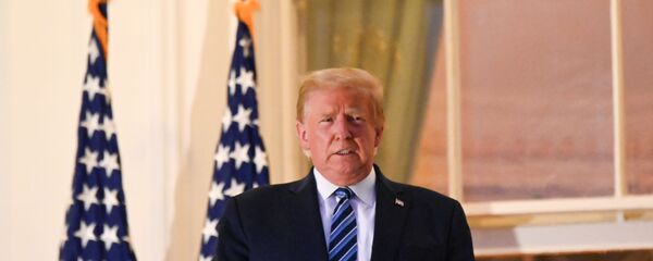 الرئيس الأمريكي دونالد ترامب يعود إلى البيت الأبيض بعد العلاج من فيروس كورونا في البيت الأبيض بواشنطن، 5 أكتوبر/ تشرين الأول 2020 - سبوتنيك عربي