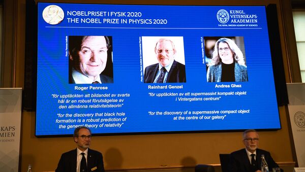 جائزة نوبل في الفيزياء لعام 2020، تُمنح بالمناصفة بين العالم روجر بنروز والعالمين رينهارد جينزل وأندريا جيز، لاكتشافهم أحد أعظم أسرار الكون، التي تتعلق بالثقوب السوداء، 6 أكتوبر 2020 - سبوتنيك عربي