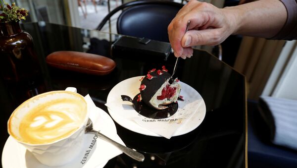 حلوى على شكل فيروس كورونا (SARS-CoV-2) في مقهى بمدينة براغ، جمهورية التشيك 5 أكتوبر 2020 - سبوتنيك عربي