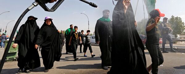 يتم رش الحجاج الشيعة العراقيين بالماء لتبريدهم أثناء توجههم إلى مدينة كربلاء، وذلك قبل طقوس أربعينية الحسين، وسط تفشي فيروس كورونا في بغداد، العراق، 5 أكتوبر / تشرين الأول 2020. - سبوتنيك عربي