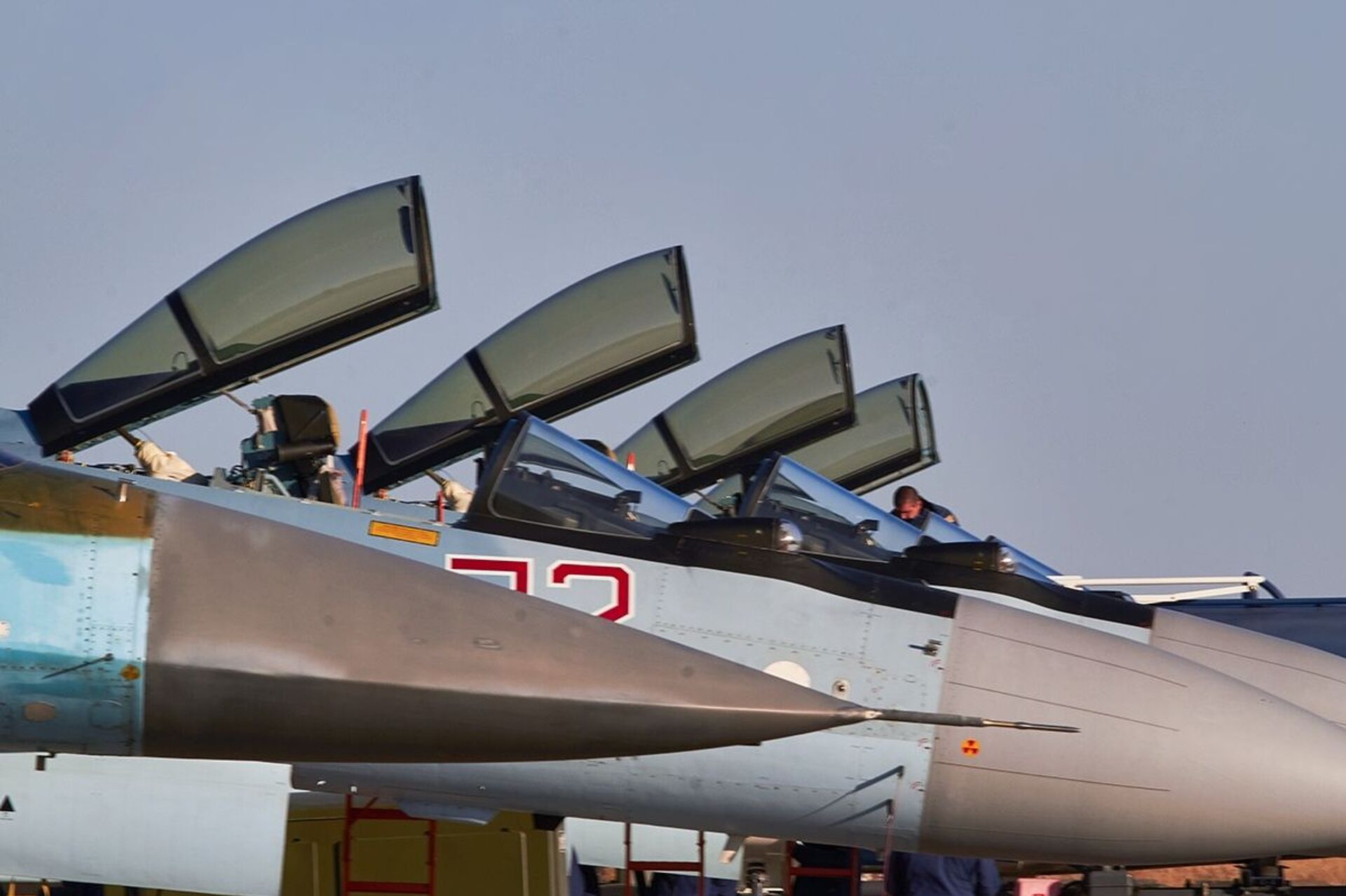 عمليات إقلاع وهبوط طائرات ميغ-31 الاعتراضية ومقاتلات سو-35 من الفرقة الجوية المختلطة لجيش إقليم لينينغراد التابع للقوات الجوية والدفاع الجوي للمنطقة العسكرية لغرب روسيا خلال تدريبات جوية تكتيكية في منطقة فورونيج، روسيا 9 أكتوبر 2020 - سبوتنيك عربي, 1920, 16.05.2022