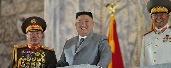 زعيم كوريا الشمالية كيم جونغ أون خلال الاستعراض العسكري الذي أقيم في بيونغ يانغ - سبوتنيك عربي