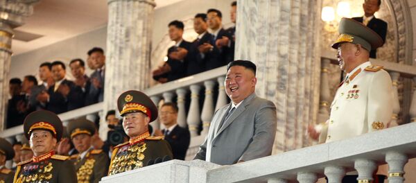 الزعيم الكوري الشمالي كيم جونغ أون مع وفد رسمي مرافق له خلال حفل ذكرى مرور 75 على إنشاء حزب العمال الحاكم - سبوتنيك عربي