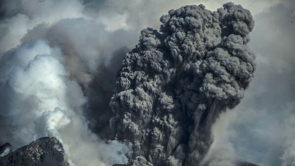  بركان سينابونغ النشط، شمال جزيرة سومطرة، إندونيسيا 23 أغسطس 2020 - سبوتنيك عربي