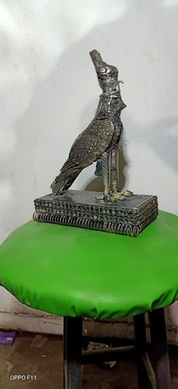 فنان مصري يشكل ميغ 21 وتمثال كليوباترا والقط باستيت من الخردة..صور وفيديو - سبوتنيك عربي