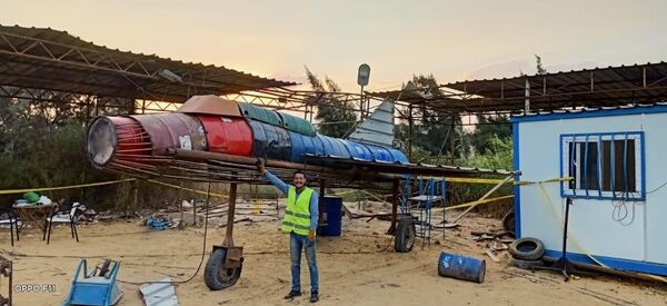 فنان مصري يشكل ميغ 21 وتمثال كليوباترا والقط باستيت من الخردة..صور وفيديو - سبوتنيك عربي