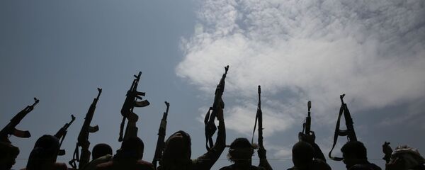 صورة ظلية لرجال القبائل الموالين للحوثيين يرفعون أسلحتهم وهم يهتفون بشعارات خلال تجمع ضد اتفاق إقامة علاقات دبلوماسية بين إسرائيل والإمارات العربية المتحدة في صنعاء - سبوتنيك عربي