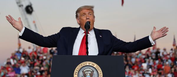 ترامب في تجمع انتخابي له بولاية فلوريدا الأمريكية ووسط حشد من مؤيديه 12 أكتوبر تشرين الأول - سبوتنيك عربي