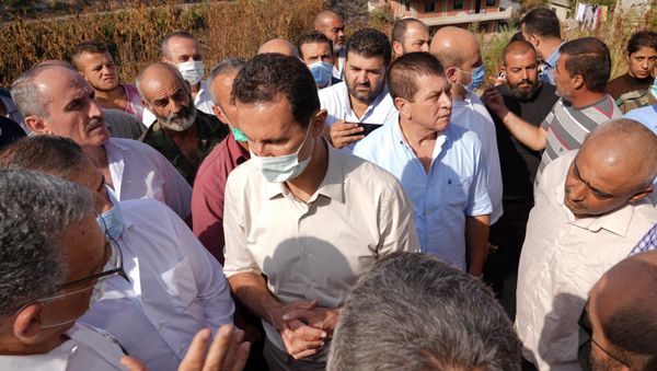 الرئيس بشار الأسد يزور قرية بلوران في ريف اللاذقية، وهي إحدى المناطق التي تعرضت للحرائق، سوريا 13 أكتوبر 2020 الرئيس بشار الأسد يزور قرية بلوران في ريف اللاذقية، وهي إحدى المناطق التي تعرضت للحرائق، سوريا 13 أكتوبر 2020 - سبوتنيك عربي